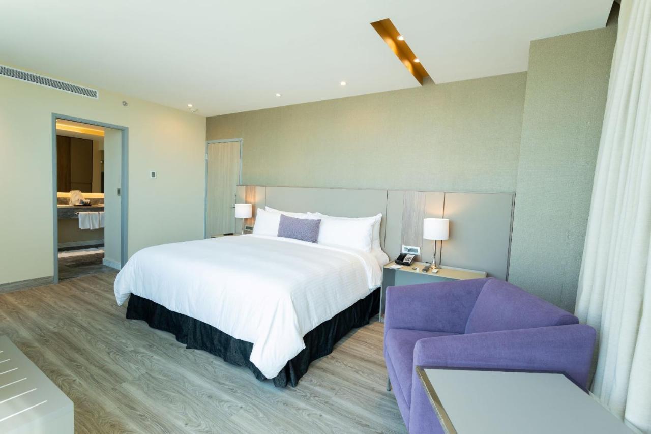 Camino Real Fashion Drive Monterrey Hotel San Pedro Garza Garcia Exterior photo A bedroom at the hotel