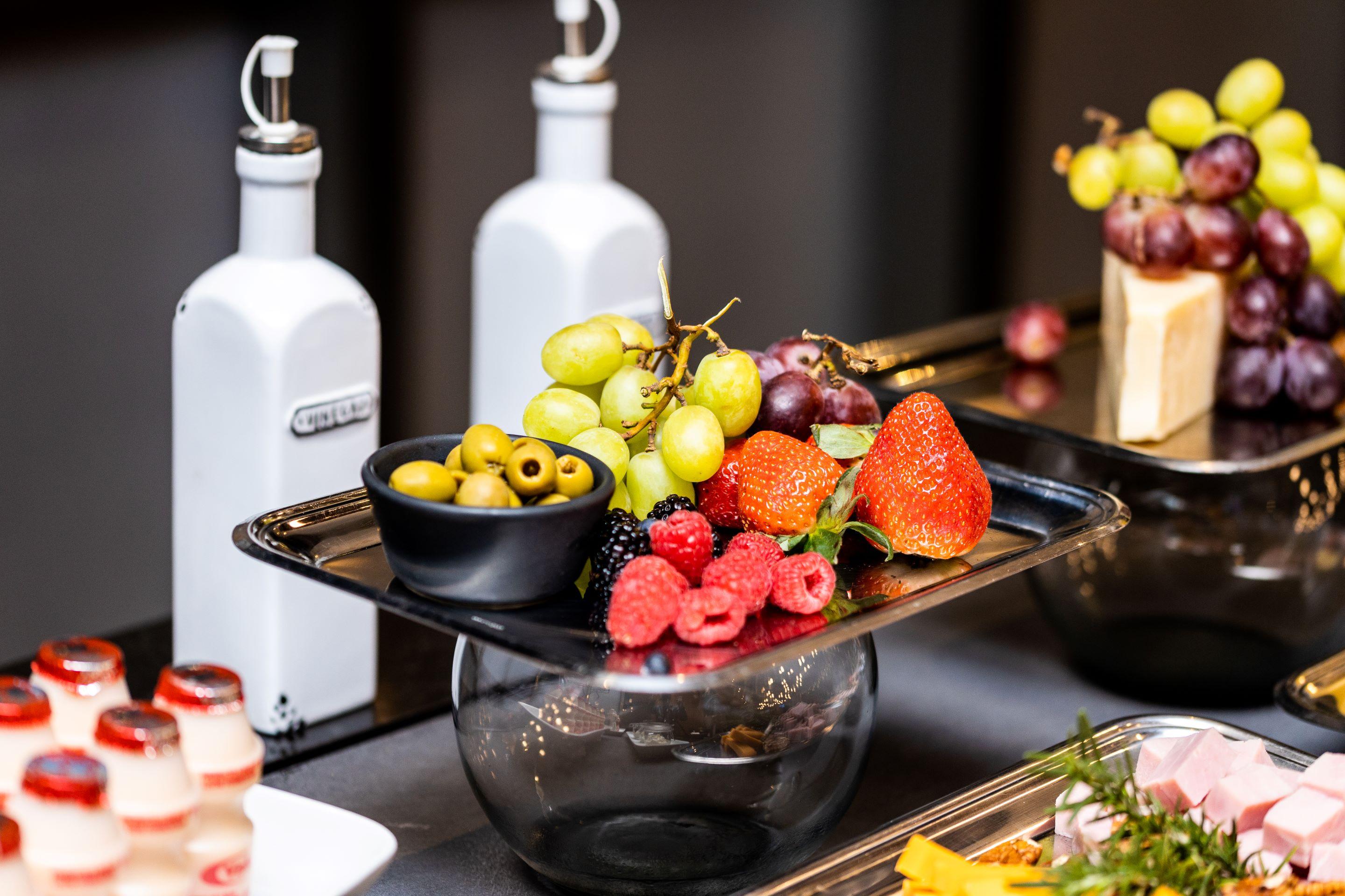 Camino Real Fashion Drive Monterrey Hotel San Pedro Garza Garcia Exterior photo Fruit and cheese platter