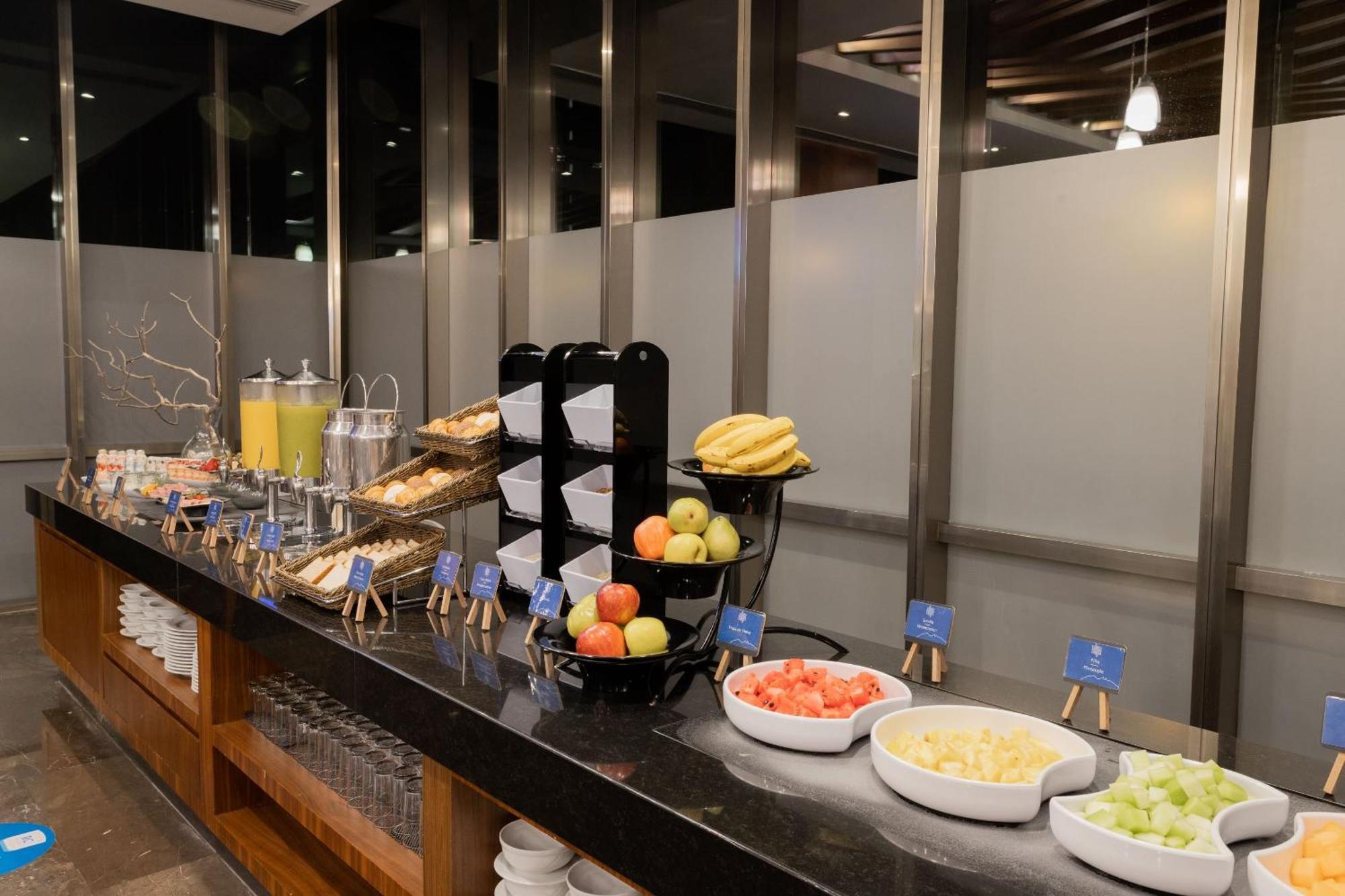 Camino Real Fashion Drive Monterrey Hotel San Pedro Garza Garcia Exterior photo A buffet at an airport lounge