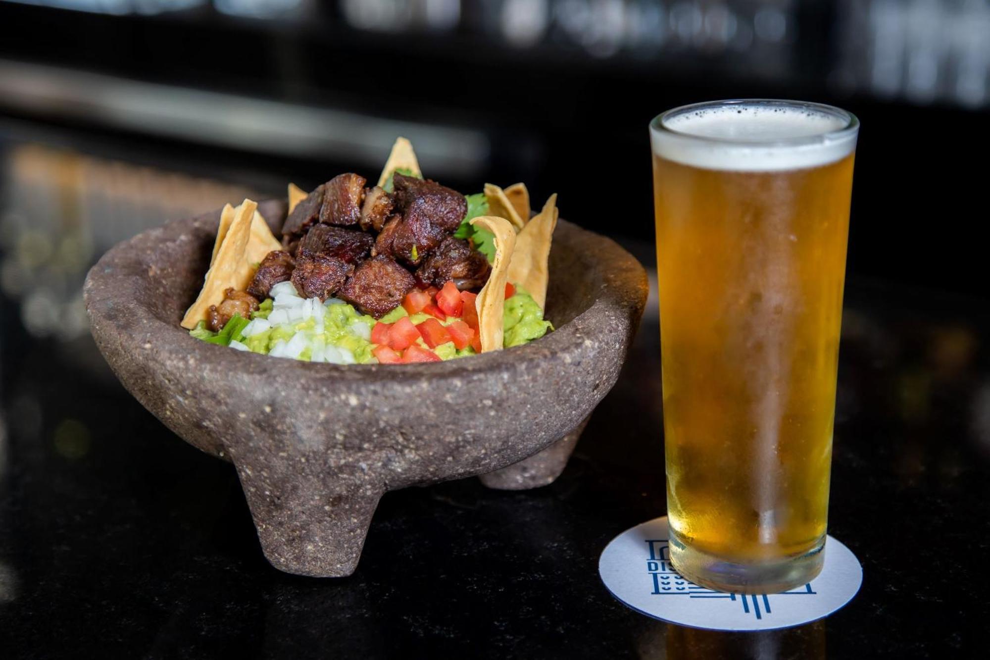 Camino Real Fashion Drive Monterrey Hotel San Pedro Garza Garcia Exterior photo Beer and guacamole