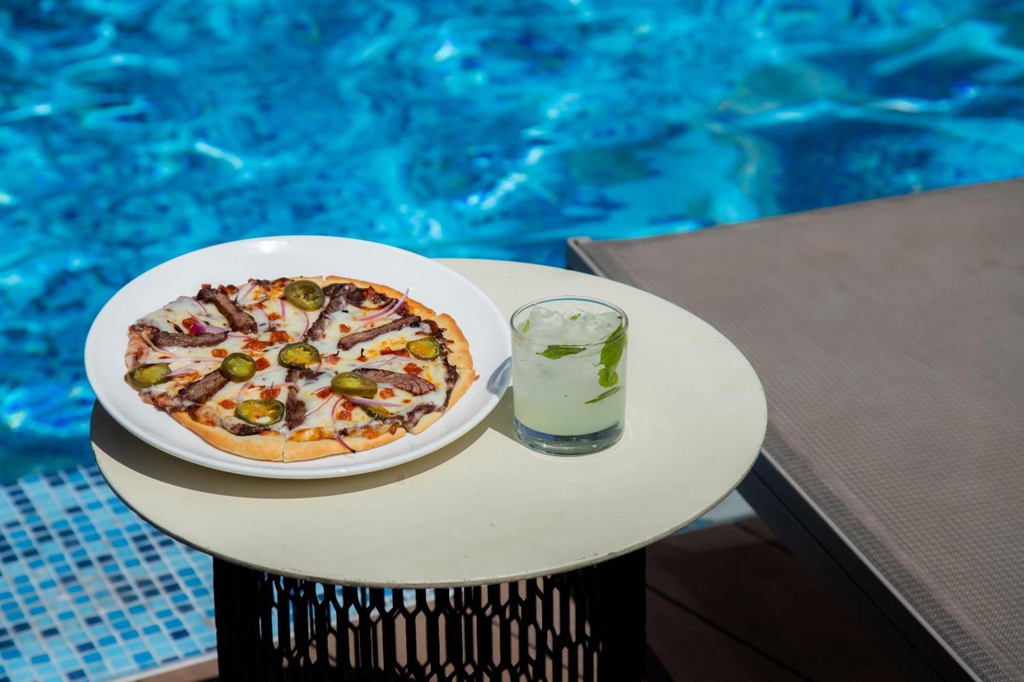 Camino Real Fashion Drive Monterrey Hotel San Pedro Garza Garcia Exterior photo A pizza and a drink