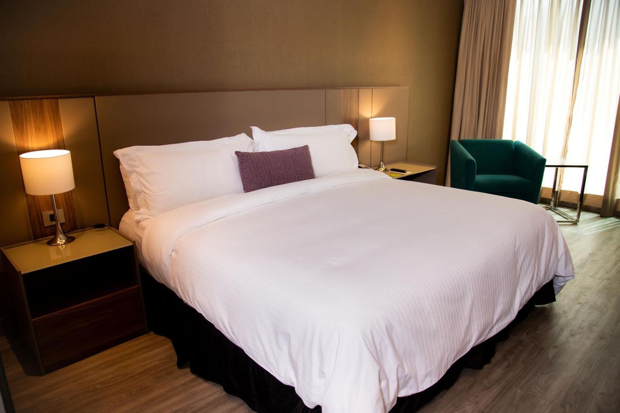 Camino Real Fashion Drive Monterrey Hotel San Pedro Garza Garcia Exterior photo A bed with a duvet