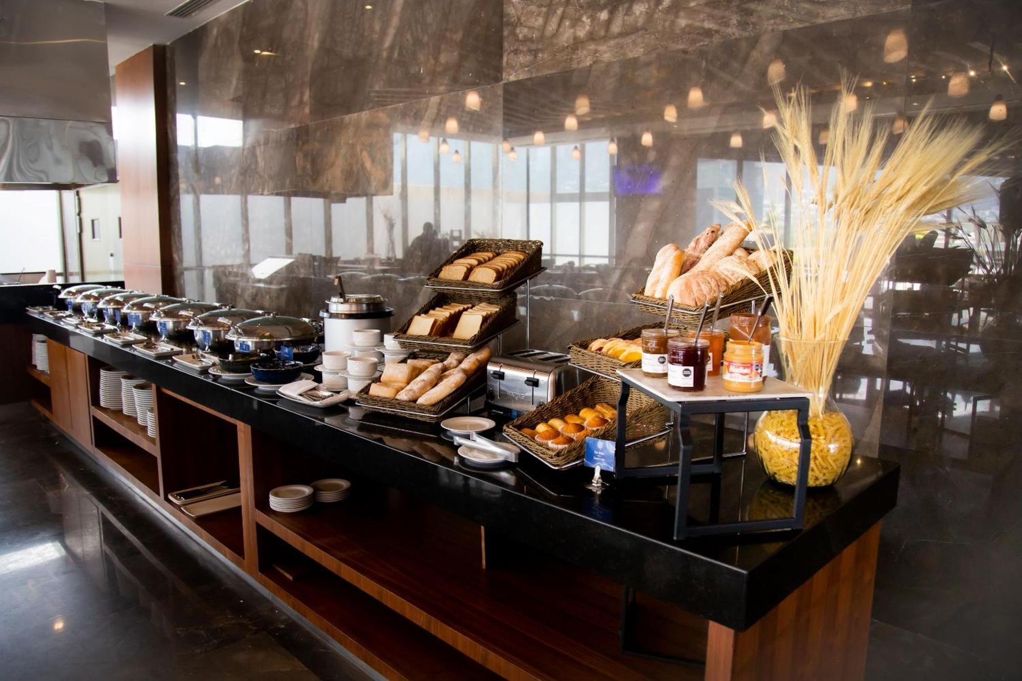 Camino Real Fashion Drive Monterrey Hotel San Pedro Garza Garcia Exterior photo A buffet at a hotel