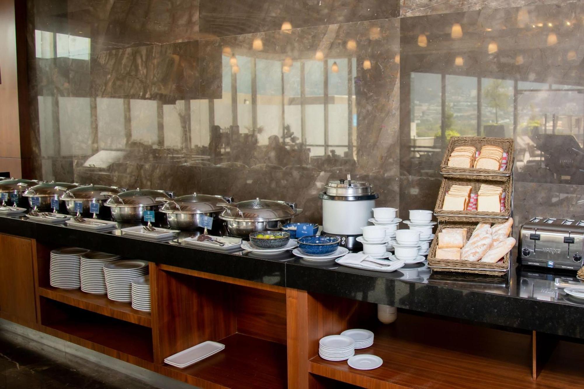 Camino Real Fashion Drive Monterrey Hotel San Pedro Garza Garcia Exterior photo A buffet at a hotel
