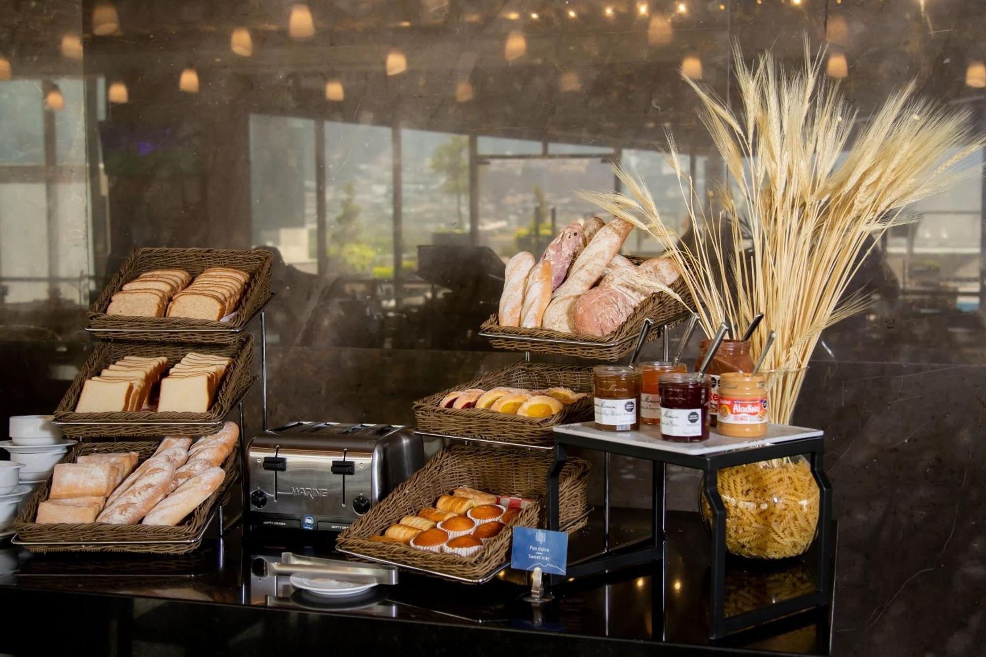 Camino Real Fashion Drive Monterrey Hotel San Pedro Garza Garcia Exterior photo Bread and pastry display at a hotel